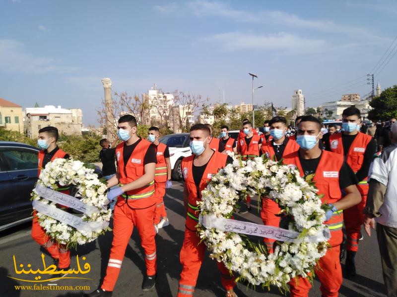 (تحت المقال - 1) - جمعية الهلال الأحمر الفلسطيني والمكتب الحركي للأطباء الفلسطينيين، وقيادة حركة "فتح" في منطقة صور، وأهالي الشهيد يشيِّعون طبيب الإنسانية سالم هويدي