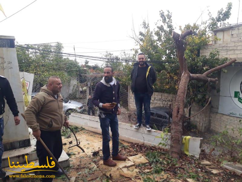 (تحت المقال - 16) - حملة تنظيف وتزيين للنَّصب التِّذكاري في مخيّم الميّة وميّة استعدادًا لاستقبال يوم الشَّهيد الفلسطيني