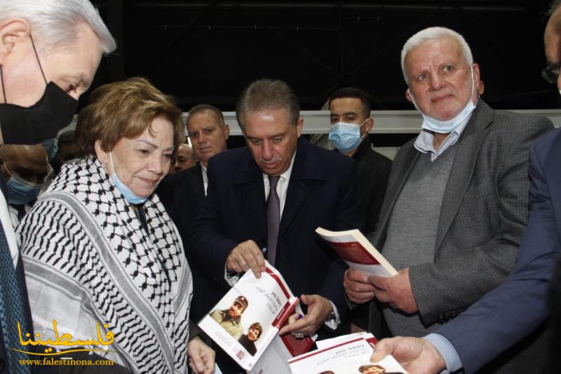 توقيع كتاب "رفقة عمر" من مذكرات انتصار الوزير "أم جهاد" في معرض الكتاب في بيروت