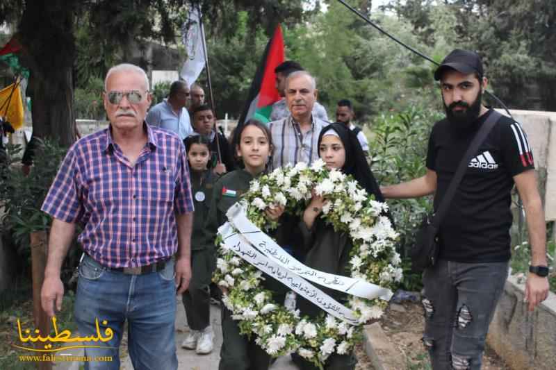 (تحت المقال - 24) - فصائل "م.ت.ف" تُكلِّل أضرحة الشهداء في مخيّم عين الحلوة بالورد بمناسبة حلول عيد الفطر السعيد