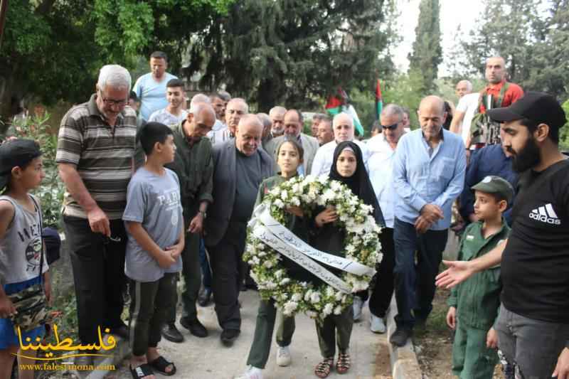 (تحت المقال - 16) - فصائل "م.ت.ف" تُكلِّل أضرحة الشهداء في مخيّم عين الحلوة بالورد بمناسبة حلول عيد الفطر السعيد