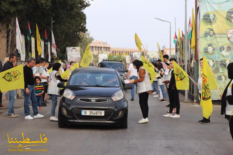 المكتب الطلابي الحركي يوزع الحلوى على المصلين والمارة صباحية عيد الفطر السعيد في مخيم الرشيدية