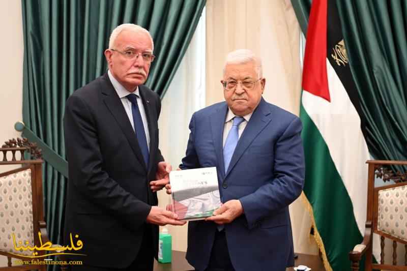 السيد الرئيس يتسلم نسخة من دراسة حول القدرات الفلسطينية في الدول النامية