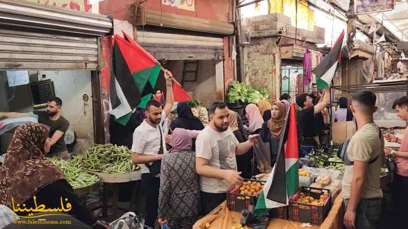 (تحت المقال - 20) - جماهيرُ شعبنا في مخيّمات وتجمُّعات لبنان ترفعُ الأعلامَ الفلسطينيةَ تنديدًا بمسيرة الأعلام في القدس المحتلة