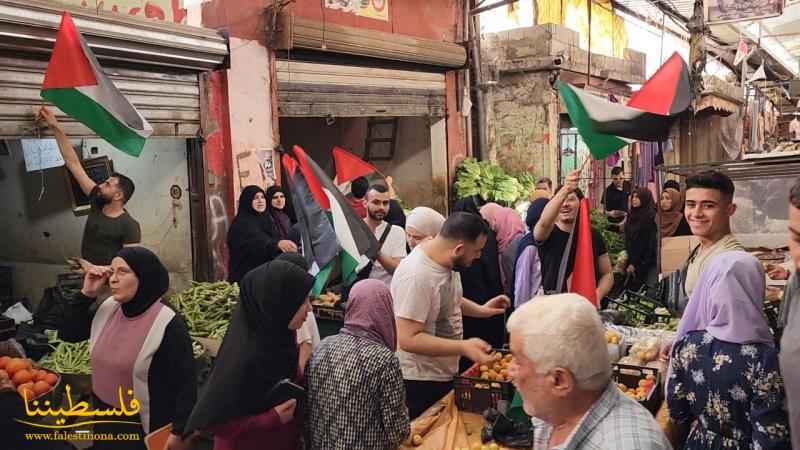 (تحت المقال - 19) - جماهيرُ شعبنا في مخيّمات وتجمُّعات لبنان ترفعُ الأعلامَ الفلسطينيةَ تنديدًا بمسيرة الأعلام في القدس المحتلة