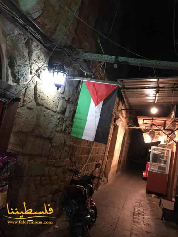 (تحت المقال - 5) - أبناء شعبنا في مدينة صيدا القديمة يرفعون الأعلام الفلسطينية تنديدًا بمسيرة الأعلام الصهيونية في القدس المحتلة