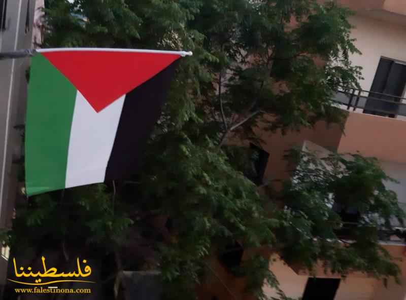 (تحت المقال - 4) - أبناء شعبنا في مدينة صيدا القديمة يرفعون الأعلام الفلسطينية تنديدًا بمسيرة الأعلام الصهيونية في القدس المحتلة