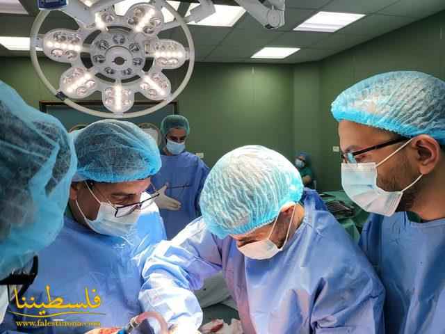 وفد من "جمعية أطباء لحقوق الإنسان" يجري 26 عمليّة جراحيّة معقدة في غزة