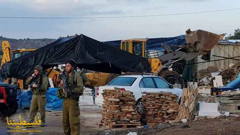 الاحتلال يهدم منشأتين تجاريتين في قلنديا شمال غرب القدس