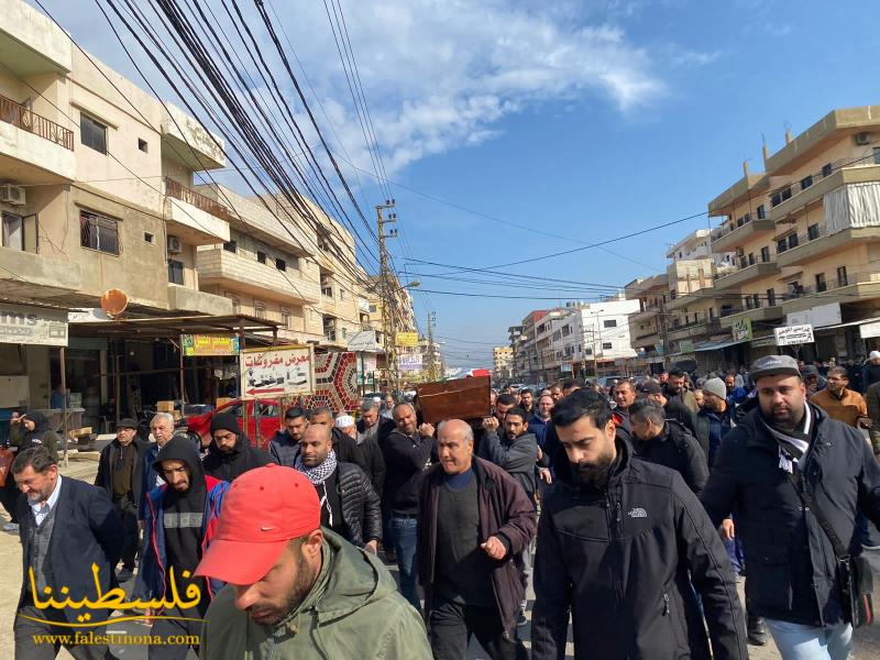 (تحت المقال - 3) - موكبٌ جنائزيٌ مهيبٌ في وداع المناضل إبراهيم أبو خرج في مخيم نهر البارد