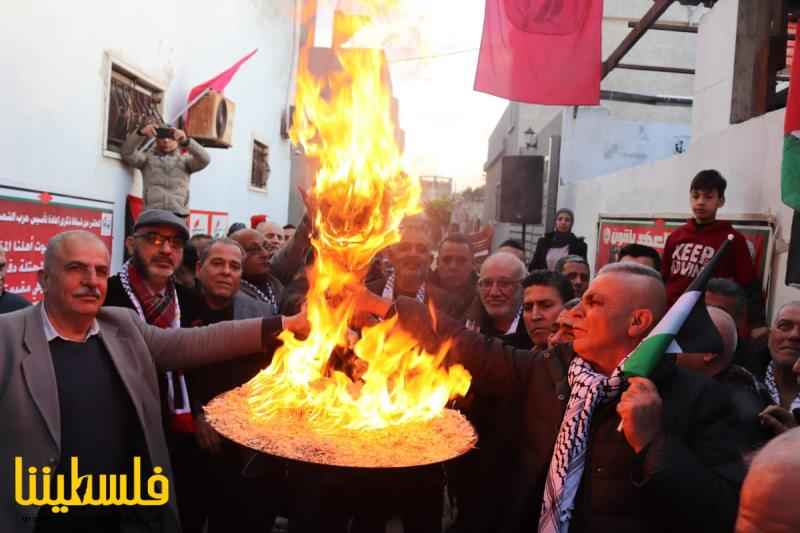 "فتح" تشارك حزب الشعب في إيقاد شعلة إعادة تأسيسه الـ٤١ في مخيّم الرشيدية