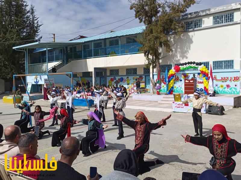 فرقة سراج العودة تُحيي حفلاً تكريميًا للطلاب المتفوقين في مدرسة فلسطين