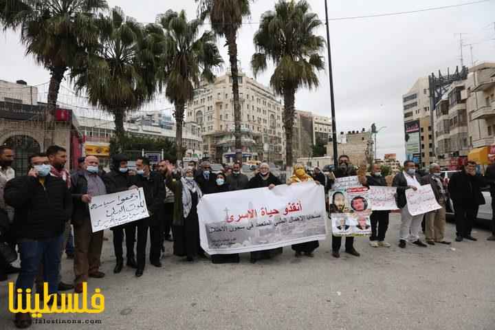 وقفة اسناد للأسرى في سجون الاحتلال أمام الصليب الأحمر بطولكرم