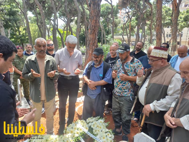 (تحت المقال - 1) - السَّفير دبور يشارك في جنازة أحد رموز السفارة ويضع إكليلاً على ضريحه في مثوى الشهداء