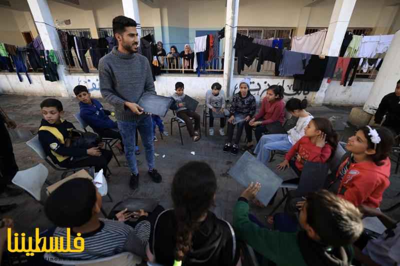 "تعليم رغم العدوان"..معلم يبادر الى تدريس أطفال نازحين في غزة