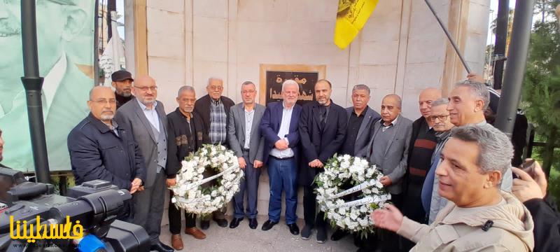 قيادة حركة "فتح" وفصائل "م.ت.ف" تُكلِّل بالورد النصب التذكاري للشهداء في مدينة صيدا