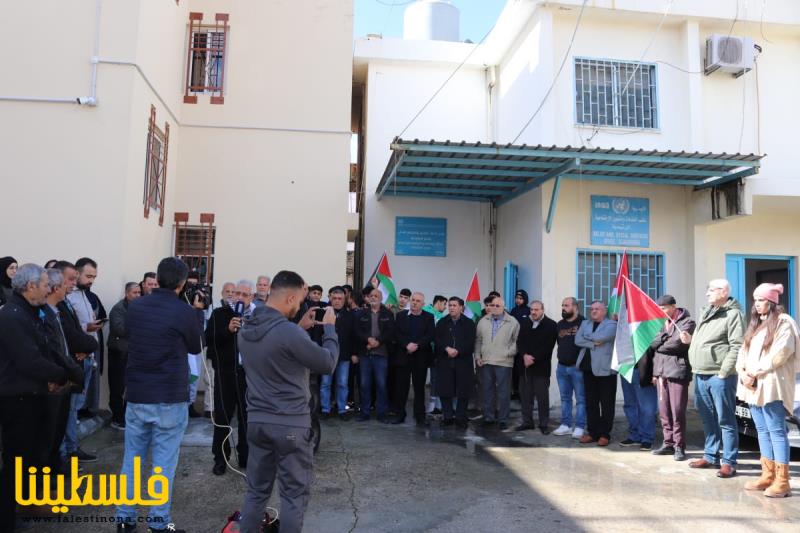 وقفة تضامنية في مخيم الرشيدية تنديدًا بالمؤامرة التي تحاك اتجاه الأونروا ووقف تمويلها من الدول المانحة