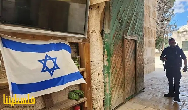 مستوطنون يرفعون علم إسرائيل خلال اقتحامهم لل...