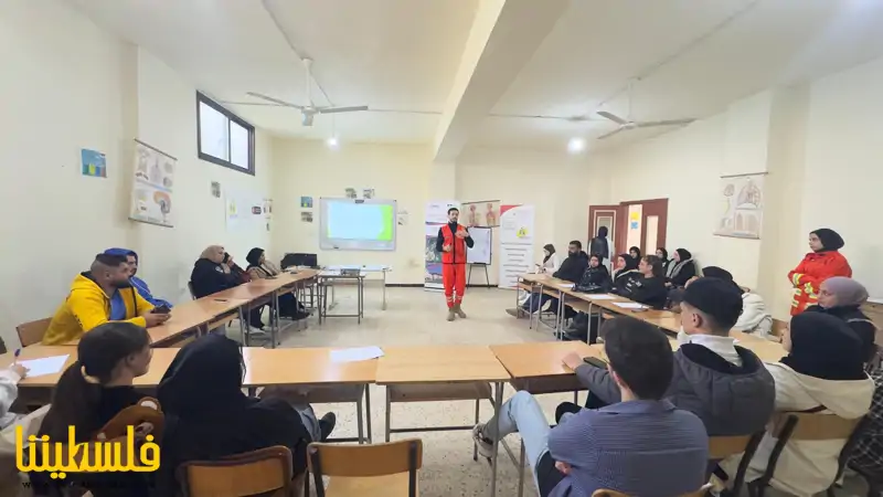 (تحت المقال - 4) - "وحدة الإسعاف والطوارئ" بالتعاون مع "USAID" تحاضر طلاب الجمعية الأهلية للتأهيل المهني في نهر البارد